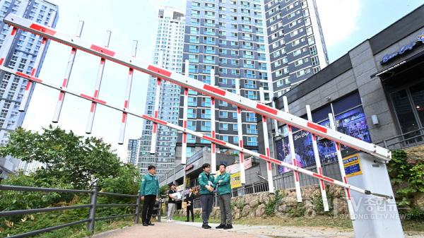 [크기변환]1-2.김현수 수원시 제1부시장,장마철 집중호우 대비해 취약지역 현장 점검.jpg