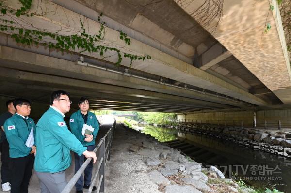 [크기변환]1-1.김현수 수원시 제1부시장,장마철 집중호우 대비해 취약지역 현장 점검.jpg