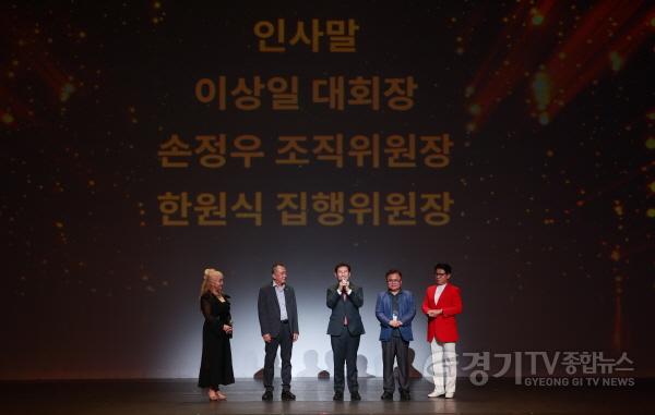 [크기변환]1-3. 이상일 용인특례시장(가운데)가 제42회 대한민국연극제 용인 개막식에서 인사말을 하고 있다..jpg