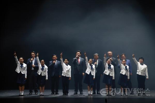 [크기변환]1-5. 이상일 용인특례시장이 지난 28일 용인포은아트홀에서 제42회 대한민국연극제 용인의 개막을 선언하고 있다..jpg