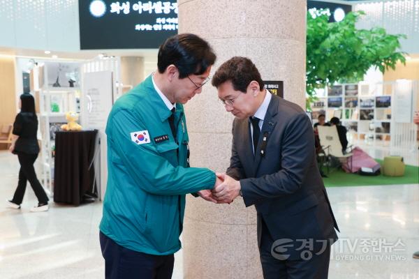 [크기변환]2-3. 화성시청에 마련된 분향소를 방문한 이상일 용인특례시장(오른쪽)이 정명근 화성시장(왼쪽)과 대화하고 있다..jpg