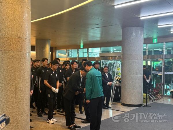 [크기변환]화성FC, 화성 아라셀 공장 화재사고 희생자 추모 분향소 참배.jpg