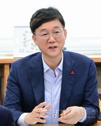 [크기변환]이민근 안산시장 인터뷰-집무실.JPG