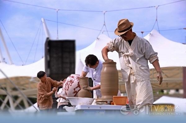 [크기변환]요청3-2024 여주문화 사진 공모전 ⌜여주도자기축제⌟ -(우수)박순복 작품1.천년의 혼을 잇다 (2).JPG