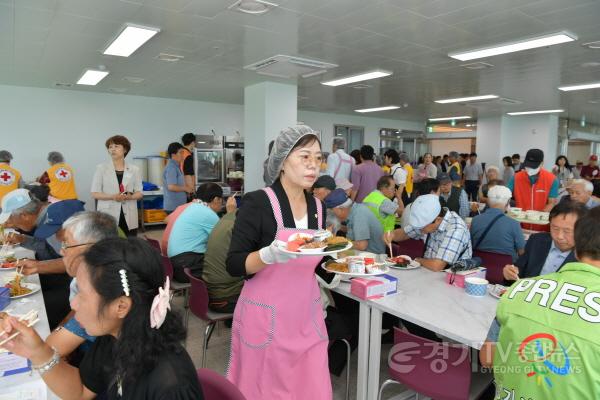 [크기변환]양평군노인복지관 배식봉사-오혜자 부의장.JPG