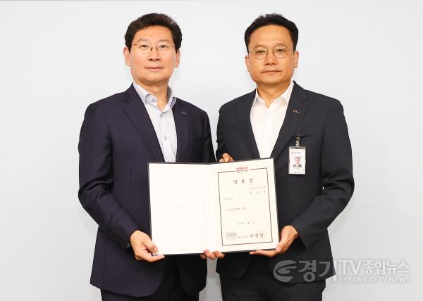 [크기변환]4-1. 이상일 용인특례시장은 1일 이영민 제22대 수지구청장에게 임용장을 수여했다..jpg