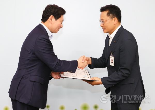 [크기변환]4-2. 이상일 용인특례시장은 1일 이영민 제 22대 수지구청장에게 임용장을 수여했다..jpg