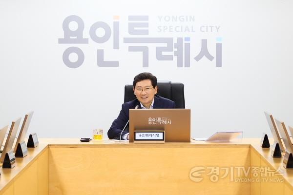 [크기변환]1-2. 지난 1일 열린 간부공무원회의에서 이상일 시장이 시민체감 생활밀착형 사업의 중요성을 강조하고 적극행정을 주문했다..jpg