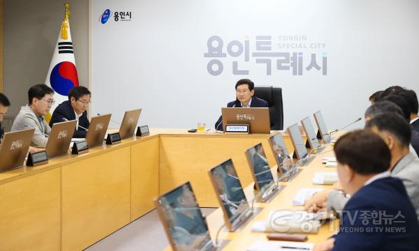 [크기변환]1-1. 지난 1일 열린 간부공무원회의에서 이상일 시장이 시민체감 생활밀착형 사업의 중요성을 강조하고 적극행정을 주문했다..jpg