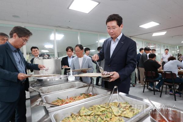 [크기변환]6-2. 지난 1일 미르스타디움에 개장한 미르 포레스트 레스토랑을 방문해 직원들과 점심식사를 함께한 이상일 용인특례시장.jpg
