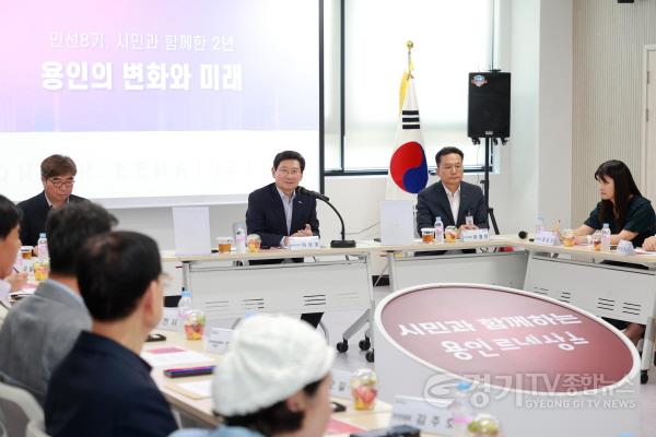 [크기변환]7-1. 이상일 용인특례시장이 1일 죽전3동 주민소통간담회에서 인사말을 하고 있다.JPG