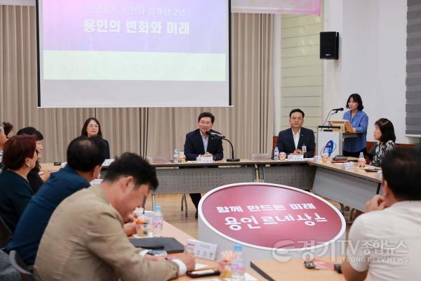 [크기변환]7-4. 이상일 용인특례시장이 1일 동천동 주민소통간담회에서 인사말을 하고 있다.JPG