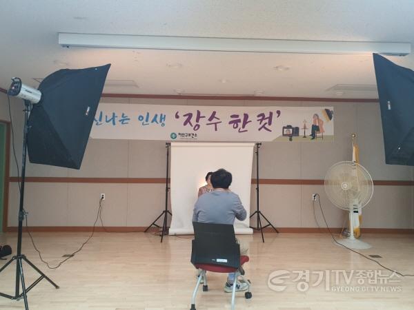 [크기변환]5. 용인특례시 처인구보건소가 홀로어르신들을 위한 장수사진 촬영 행사를 진행하고있다..jpeg
