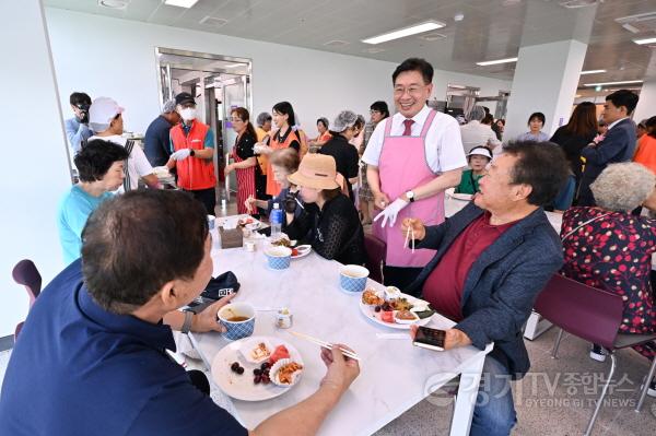 [크기변환]사본 -20240701 노인복지관 개관 기념 배식봉사.jpg