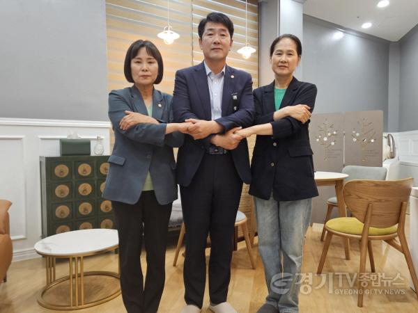 [크기변환]사진 1) 후반기 원구성 합의한 화성시의회 의원(좌로부터 위영란 의원, 배정수 의장, 김미영의원).JPG