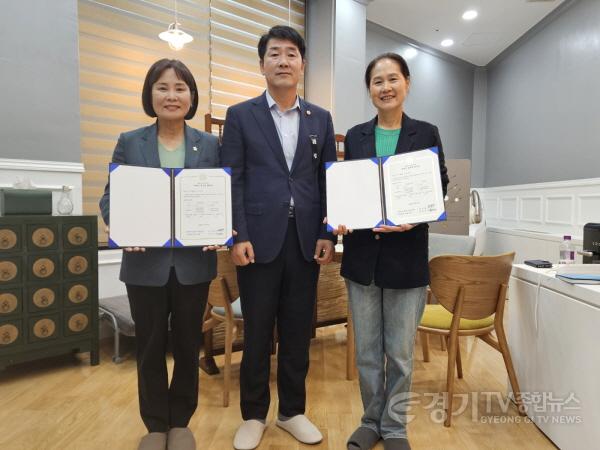 [크기변환]사진 2) 후반기 원구성 합의서 든 화성시의회 의원(좌로부터 위영란 의원, 배정수 의장, 김미영의원).JPG