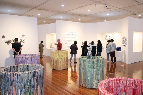 [크기변환][사진자료 6] 비엔날레 전시 관람 이미지.jpg