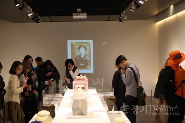 [크기변환][사진자료 7] 비엔날레 전시 관람 이미지.jpg