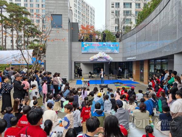 [크기변환]2. 지난해 용인특례시의 층간소음 없는 이웃사이 만들기 사업에 참여한 힐스테이트서천 입주민들이 정나눔 축제를 즐기고 있다.jpg