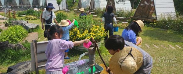 [크기변환]5. 용인특례시 드림스타트 참가 아동들이 치유농장 체험 프로그램에 참여하고 있다..jpg