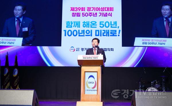 [크기변환]8-1. 이상일 용인특례시장이 4일 (사)경기도여성단체협의회 창립 50주년 기념행사에 참석해 여성의 사회활동을 응원했다..jpg