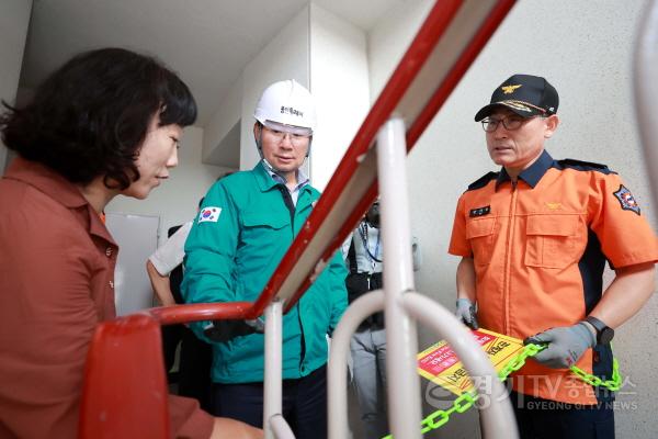 [크기변환]7-4. 이상일 용인특례시장(가운데)이 처인구 삼가동 한 아파트 옥상에 이탈방지 펜스를 설치했다..JPG