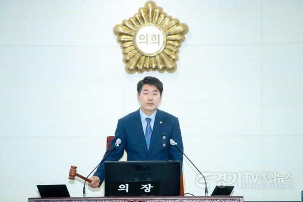 [크기변환]사진1)제233회 화성시의회 임시회에서 의사봉 타봉중인 배정수의장 (1).jpg