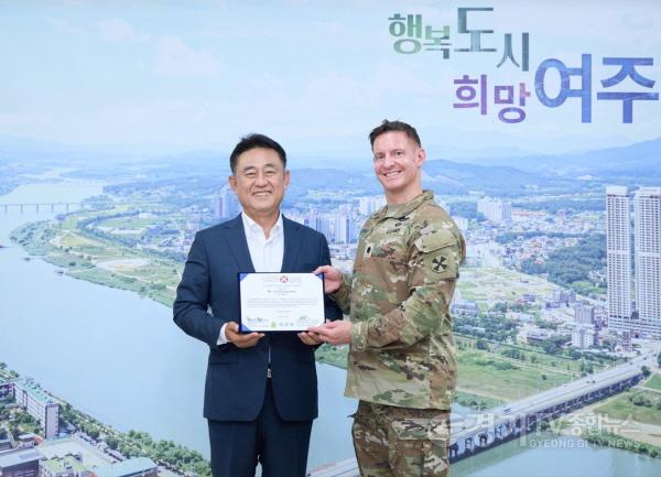 [크기변환]01-여주시, 美 8군 사령관, 이충우 여주시장에 감사장 전달.JPG