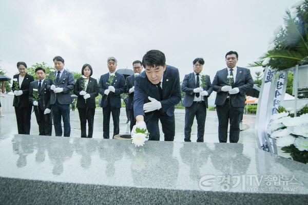 [크기변환]사진1) 화성현충탑에서 헌화하는 배정수 화성시의회 의장.jpg
