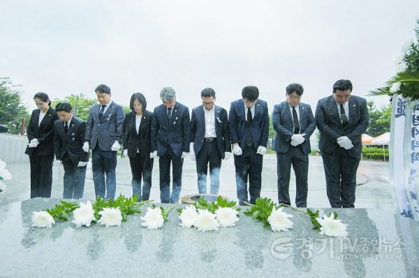 [크기변환]사진2) 화성현충탑에서 묵념하는 화성시의회 의원들.jpg