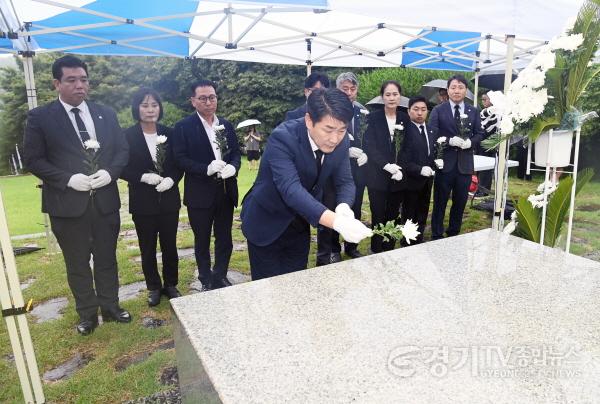 [크기변환]사진3) 제암리 순국묘역에서 헌화하는 배정수 화성시의회 의장.jpg