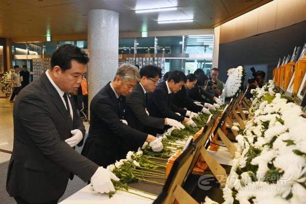 [크기변환]사진4) 화성아리셀 화재사고 분향하는 화성시의회 의원들.jpg