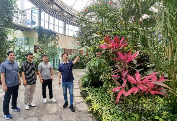 [크기변환][사진자료] 하남시의회 의원연구단체 ‘하남시 정원 조성 추진연구회’ 7월 5일 경상남도 제1호 지방정원 ‘거창 창포원’ 열대실내식물원 벤치마킹.(사진_하남시의회 제공).jpg