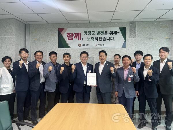 [크기변환][보도자료] 전진선 양평군수, 김선교 국회의원과 지역 현안사항 해결 의기투합 (1).JPG
