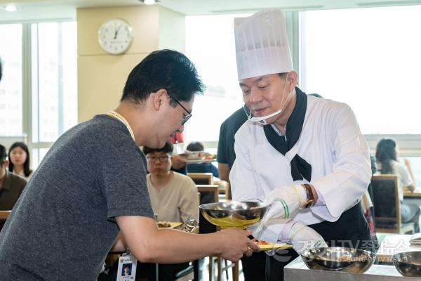 [크기변환]이재준 수원시장,초복 맞아 공직자들에게 삼계탕 배식(1).jpg