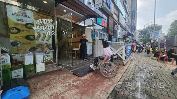 [크기변환]2-1. 용인특례시가 지역 내 소규모 생활밀착시설에 경사로 설치를 지원했다..jpg