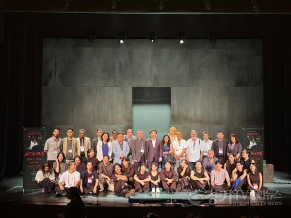[크기변환]9-3. 이상일 용인특례시장이 15일 안티고네 공연 관람 후 관계자들과 기념촬영을 하였다.jpg