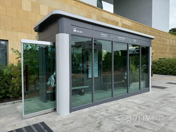 [크기변환]10. 용인세브란스병원 입구에 설치한 냉난방 시설을 갖춘 박스형태 버스승강장.jpg