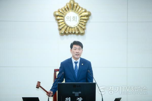 [크기변환]사진3) 제234회 임시회 제1차 본회의에서 의사봉 타봉하는 배정수 의장.jpg