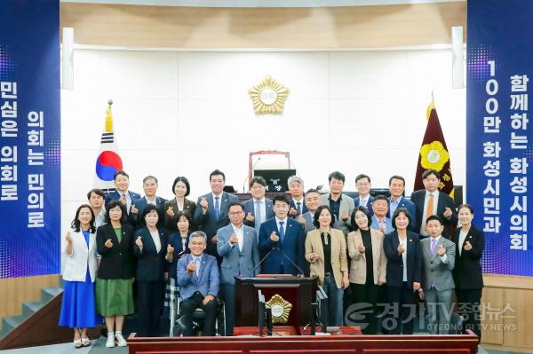 [크기변환]사진4) 제234회 임시회 제1차 본회의에서 의원전체 기념사진.jpg