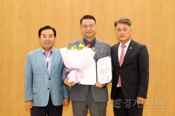 [크기변환]240719 백현종 의원, 경기도의회 도시환경위원회 위원장으로 선출 (2).jpg