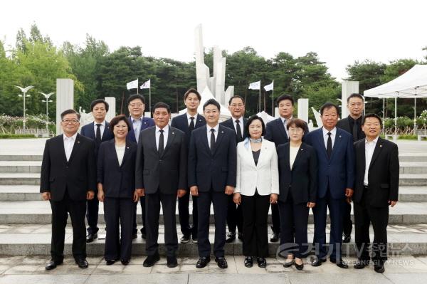 [크기변환][사진추가]240722 김진경 의장, 취임일성 강력한 협치모델 정립...제11대 후반기 의장단 취임식 (2).jpg