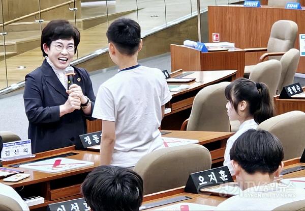 [크기변환]240723 김선희 의원, 청소년의회교실 참석...학생들과 소통 (1) (1).jpg