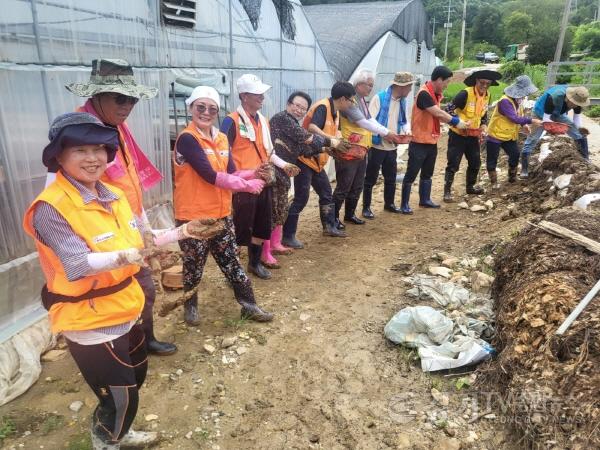 [크기변환]02-여주시, 자원봉사센터와 충남 논산시 수해복구 지원2 (1).jpg