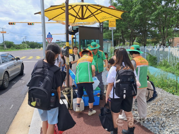 [크기변환]이천시 폭염경보에 따른 그늘막 얼음생수 보급.png