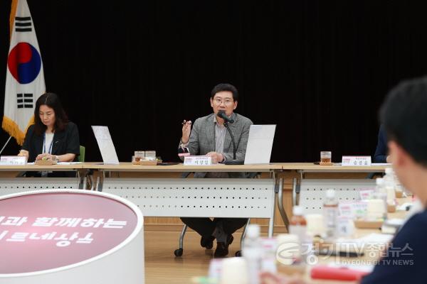 [크기변환]7-2. 이상일 용인특례시장이 25일 모현읍 주민소통간담회에서 주민들과 이야기를 나누고 있다.jpg