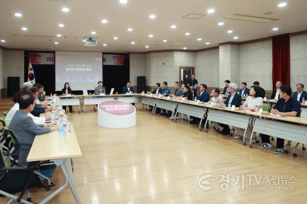 [크기변환]7-3. 이상일 용인특례시장이 25일 모현읍 주민소통간담회에서 주민들과 이야기를 나누고 있다.jpg