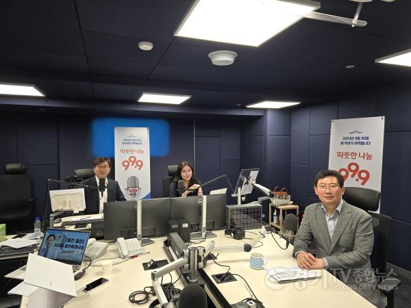 [크기변환]9. 이상일 용인특례시장이 26일 OBS라디오 최진만 이유나의 굿모닝 OBS에 출연해 용인특례시에서 진행 중인 다양한 사업과 성과를 소개했다..jpg