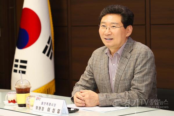 [크기변환]1-3. 이상일 용인특례시장이 시청 시장 접견실에서 열린 용인시 평생교육협의회에 참석해 인사말을 하고 있다..jpg