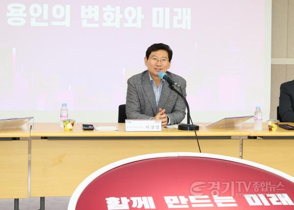[크기변환]1-1. 이상일 용인특례시장이 26일 중앙동 주민소통간담회에서 주민들과 이야기 나누고있다..jpg